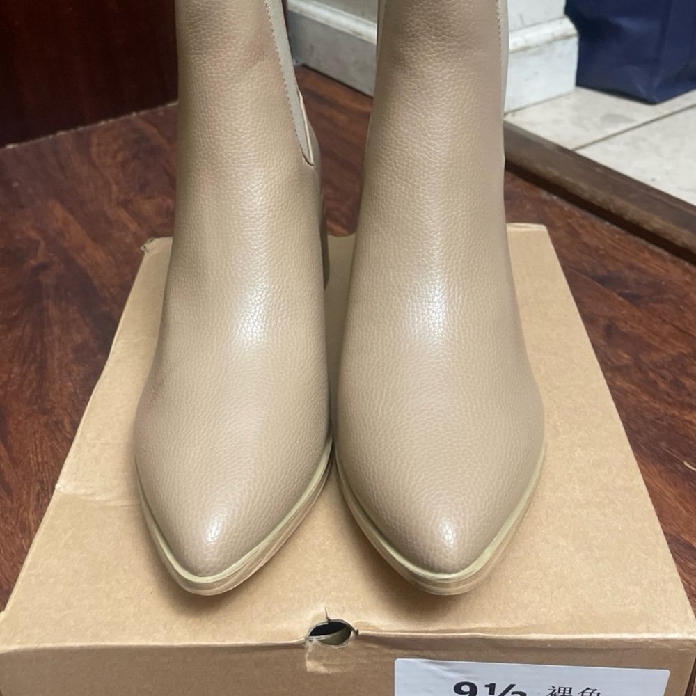 Chic Tan Pointed toe Booties